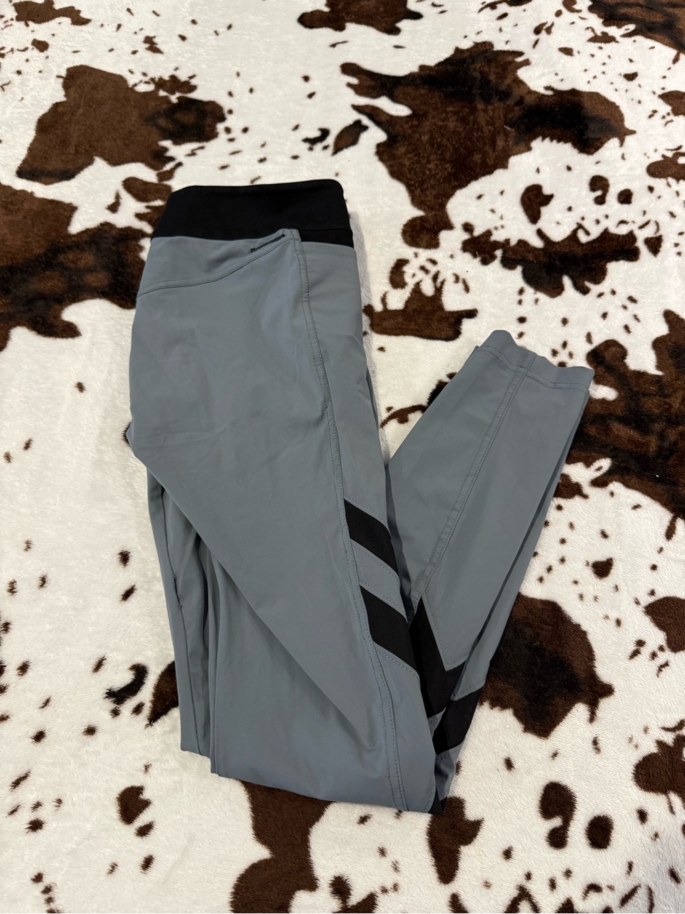 blanc noir Gray Leggings with Black Waistband and Chevron Side Panels